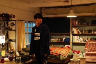 目黒蓮演じる三角の部屋を紹介 「月の満ち欠け」新場面写真