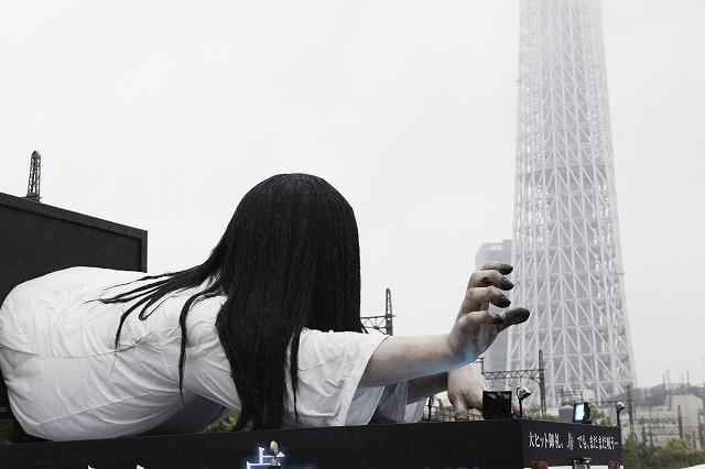 メガ貞子、オープン初日にスカイツリーとツーショット撮影