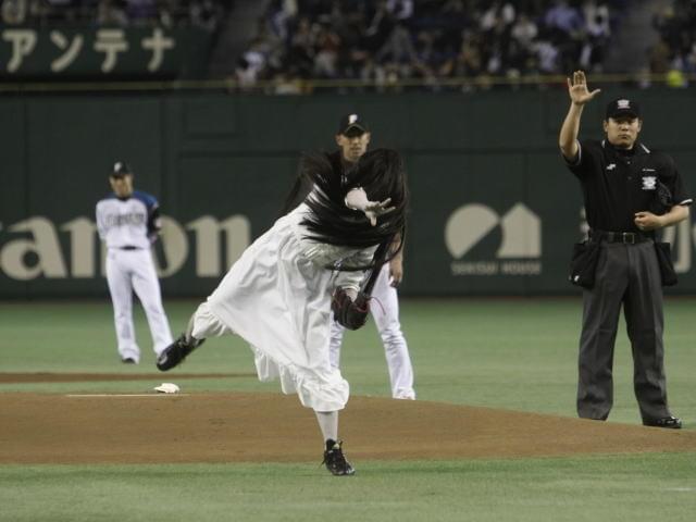 東京ドームで始球式を行った貞子