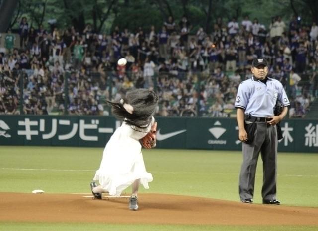 貞子、103キロの剛速球を投じる（西武ドーム）