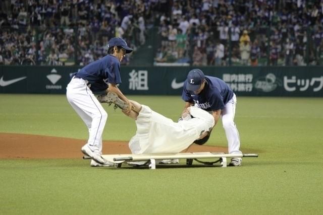 担架で運ばれる貞子