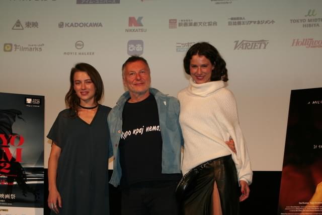 ミルチョ・マンチェフスキ監督(中央)とサラ・クリモスカ(左)、アナ・ストヤノスカ