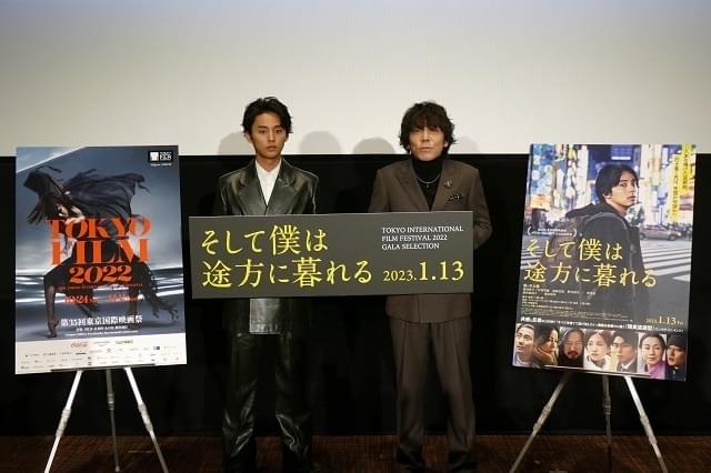 藤ヶ谷太輔(左)、三浦大輔監督(右)