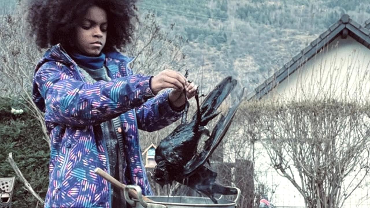 カラスを鍋で煮込み、少女が禁断のタイムリープ!? 「ファイブ・デビルズ」謎めいた新場面写真＆本編映像入手