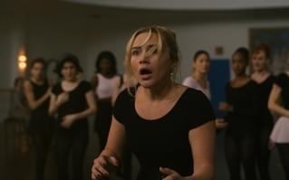 鏡の向こうに、姿を消したはずの友人の姿 「ドント・ウォーリー・ダーリン」不気味な本編映像