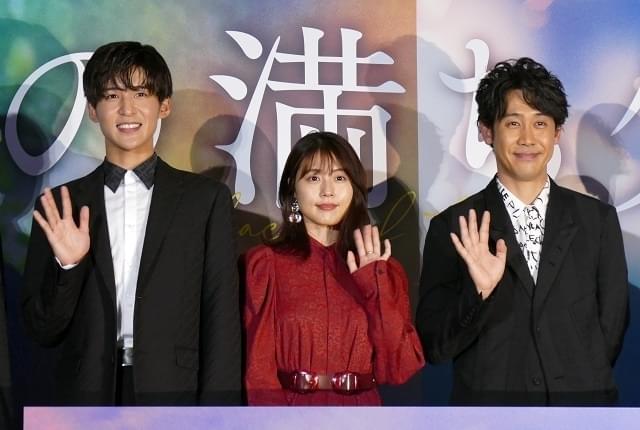 舞台挨拶を盛り上げた大泉洋(右)と目黒蓮、有村架純