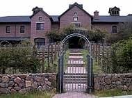 ワイン醸造所のようにカモフラージュされた建物