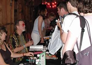 ドクター・ジャコビーにサインをせがむ人々