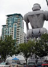 会場の外に登場した 「スカイ・キャプテン～」の巨大ロボット