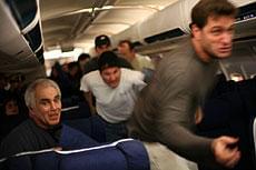 乗客たちはテロリストに反撃を試みるが…