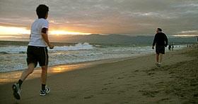 ベニスのビーチを走る人々