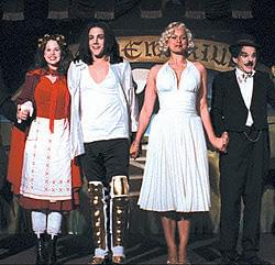 マイケル・ジャクソン、マリリン・モンローに なりきった登場人物たち