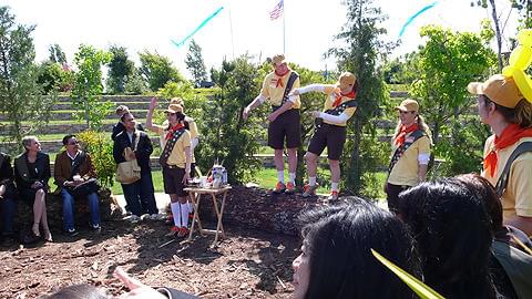 取材記者たちもキャンプ体験に夢中に