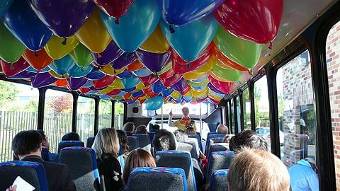 お迎えのバスから映画の世界へご案内