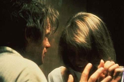 劣悪な環境下で主人公は次第に正気を失っていく