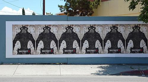 街中のいたるところに貼られたポスター