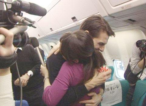 トムさん、ハグ激しすぎ……