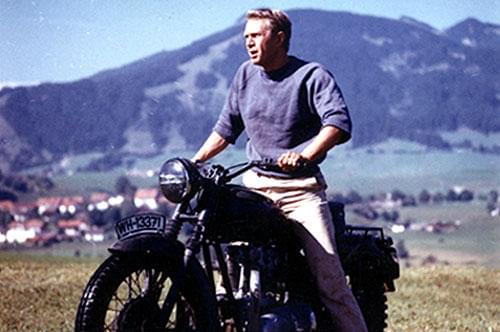 バイクでの逃走シーンは映画史に残る名場面