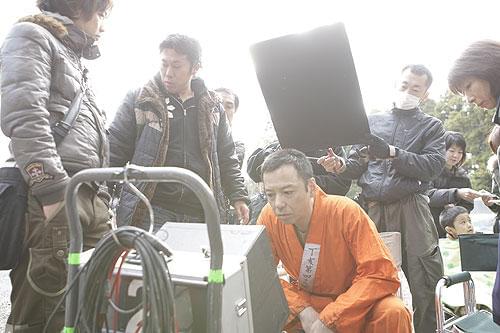 自分の演技をチェックする板尾監督