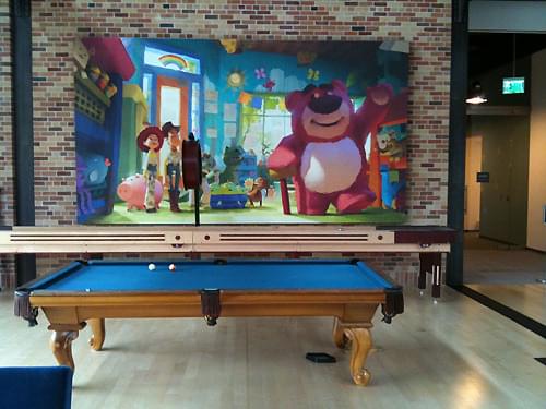 ピクサーのロビーに飾られた堤さんのイラスト