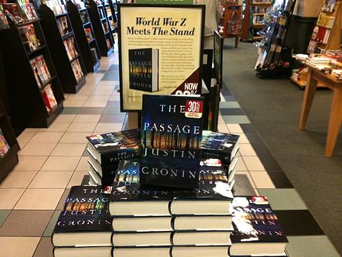 書店に平積みされる「The Passage」