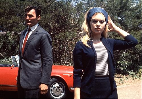 ジェリーに扮したジャック・パランス（左）と カミーユ役のブリジット・バルドー