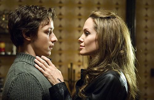 主人公ウェズリー（ジェームズ・マカボイ）を誘惑する 美しき殺し屋フォックス（アンジェリーナ・ジョリー）