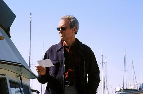 ボートハウスで暮らすマッケイレブ（イーストウッド）。 原作の設定は40代半ば