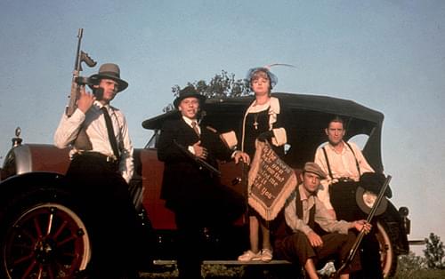 バーカー一家の面々。中央がシェリー・ウィンタース 扮するケイトで、右端がロバート・デ・ニーロ