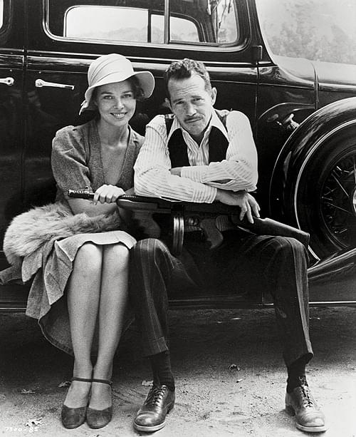 ウォーレン・オーツ扮するジョン・デリンジャー（右）。 「パブリック・エネミーズ」（09）ではジョニー・デップが演じた