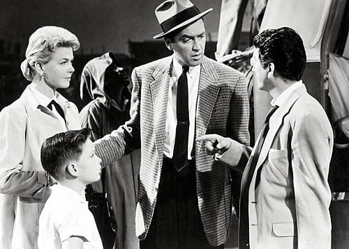 アメリカに渡ったヒッチコック監督が「暗殺者の家」を セルフリメイク。中央がジェームズ・スチュワート