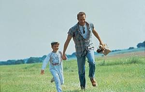 1963年夏のテキサスを逃亡するブッチ（ケビン・コスナー）と フィリップ（T・J・ロウザー）