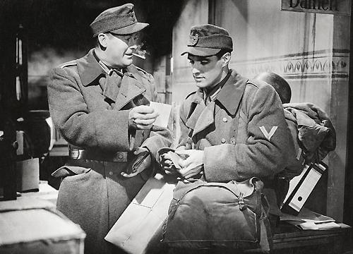 ジョン・ギャビン（右）はサーク監督の 「悲しみは空の彼方に」にも出演