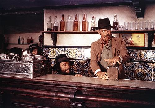 R・スタイガーとJ・コバーン（右）。 当初、レオーネはフアン役にE・ウォラックを希望していた