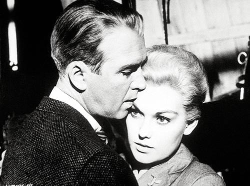 キム・ノバクの複雑な表情に注目