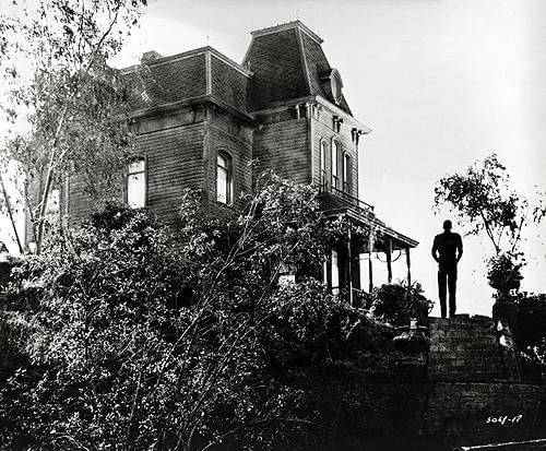 伝説のシャワーシーン以外にも見どころはたっぷり