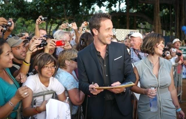 ファンと取材陣に囲まれるアレックス・オローリン