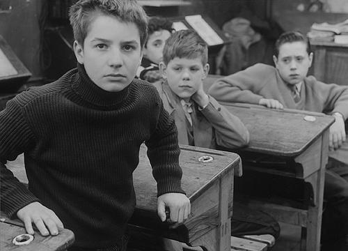 トリュフォー、27歳での鮮烈な長編デビュー作。 左がアントワーヌに扮したジャン=ピエール・レオ