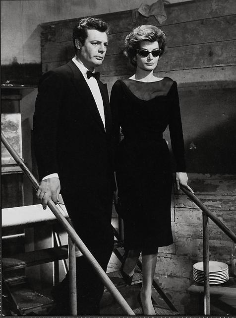 マストロヤンニ(左)とアヌーク・エーメ。 フェリーニとマストロヤンニのコンビ第1作