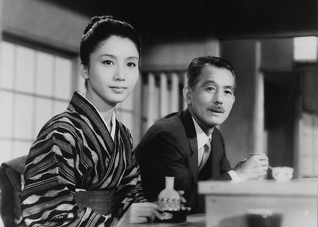 小津安二郎の遺作。写真は岩下志麻(左)と笠智衆