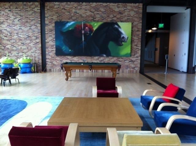 社内に飾られた「メリダとおそろしの森」のイメージ画