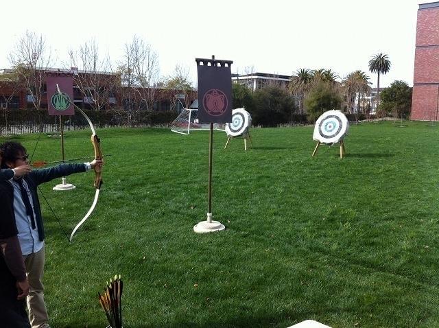 アーチェリーに挑戦する筆者