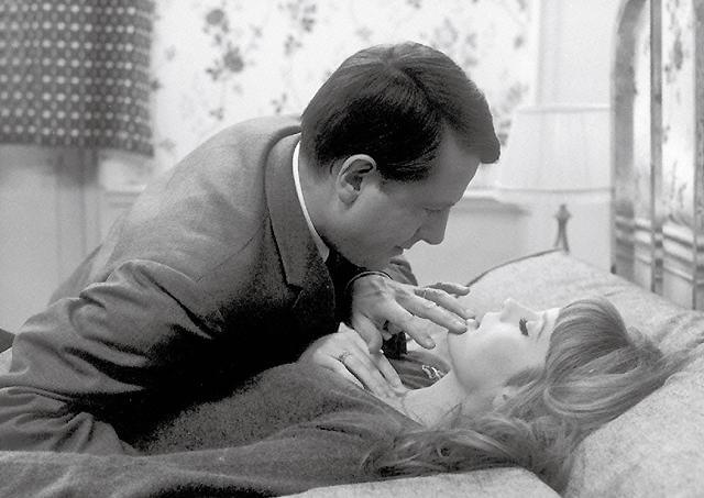 新聞の三面記事に掲載された実際の事件をもとに トリュフォーがジャン=ルイ・リシャールと共同で脚本を書き上げた