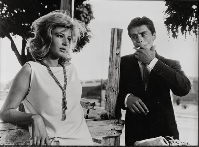 「情事」「夜」につづく「愛の不毛」3部作の最終作。 ドロンとビッティがその美貌を惜しげもなくさらけ出す