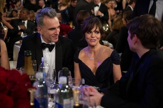 授賞式会場で歓談するダニエル・デイ=ルイスとサリー・フィールド