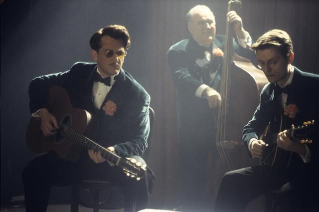 架空のジャズ・ギタリストを好演したペン(左)は 本作でアカデミー賞にノミネートされた