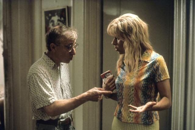 とんちんかんの限りを尽くす、にわか成金の泥棒夫婦 に扮したアレン(左)とトレイシー・ウルマン