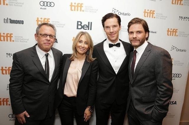 （左から）ビル・コンドン監督、ステイシー・スナイダー、 カンバーバッチ、ブリュール