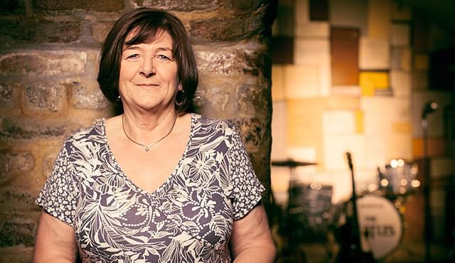 映画の中で当時を語るフリーダ・ケリー