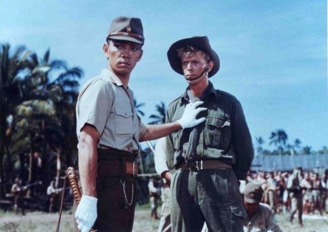 狂気に走る美貌の軍人を演じた二人の ミュージシャン、D・ボウイと坂本龍一